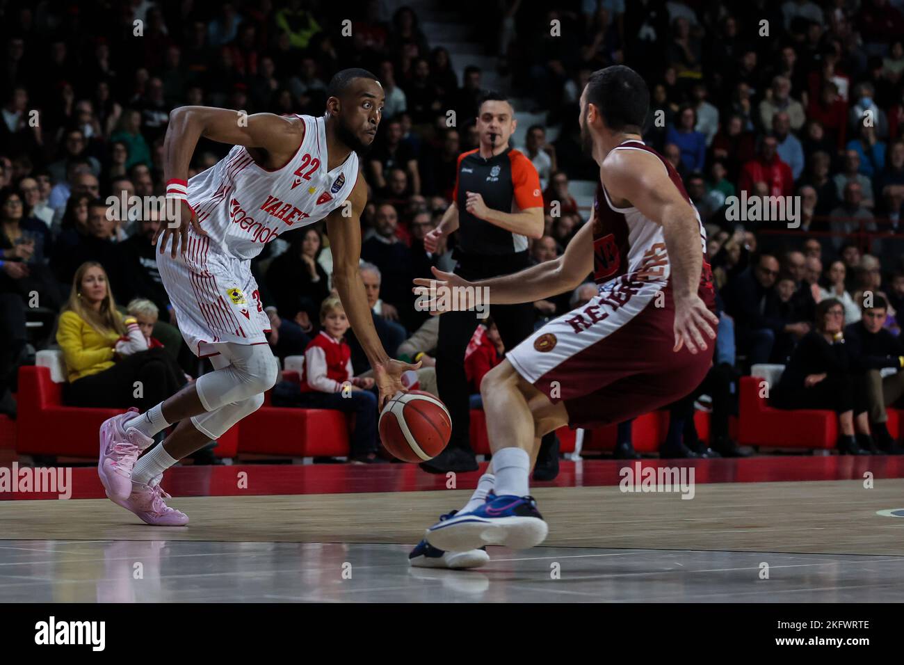 Varese, Italien. 19.. November 2022. Markel Brown (L) von Openjobmetis Varese in Aktion während der Lega Basket Serie Ein Spiel der regulären Saison 2022-2023 zwischen Openjobmetis Varese und Umana Reyer Venezia in der Enerxenia Arena. Endergebnis; Varese 93:90 Reyer. (Foto: Fabrizio Carabelli/SOPA Images/Sipa USA) Quelle: SIPA USA/Alamy Live News Stockfoto