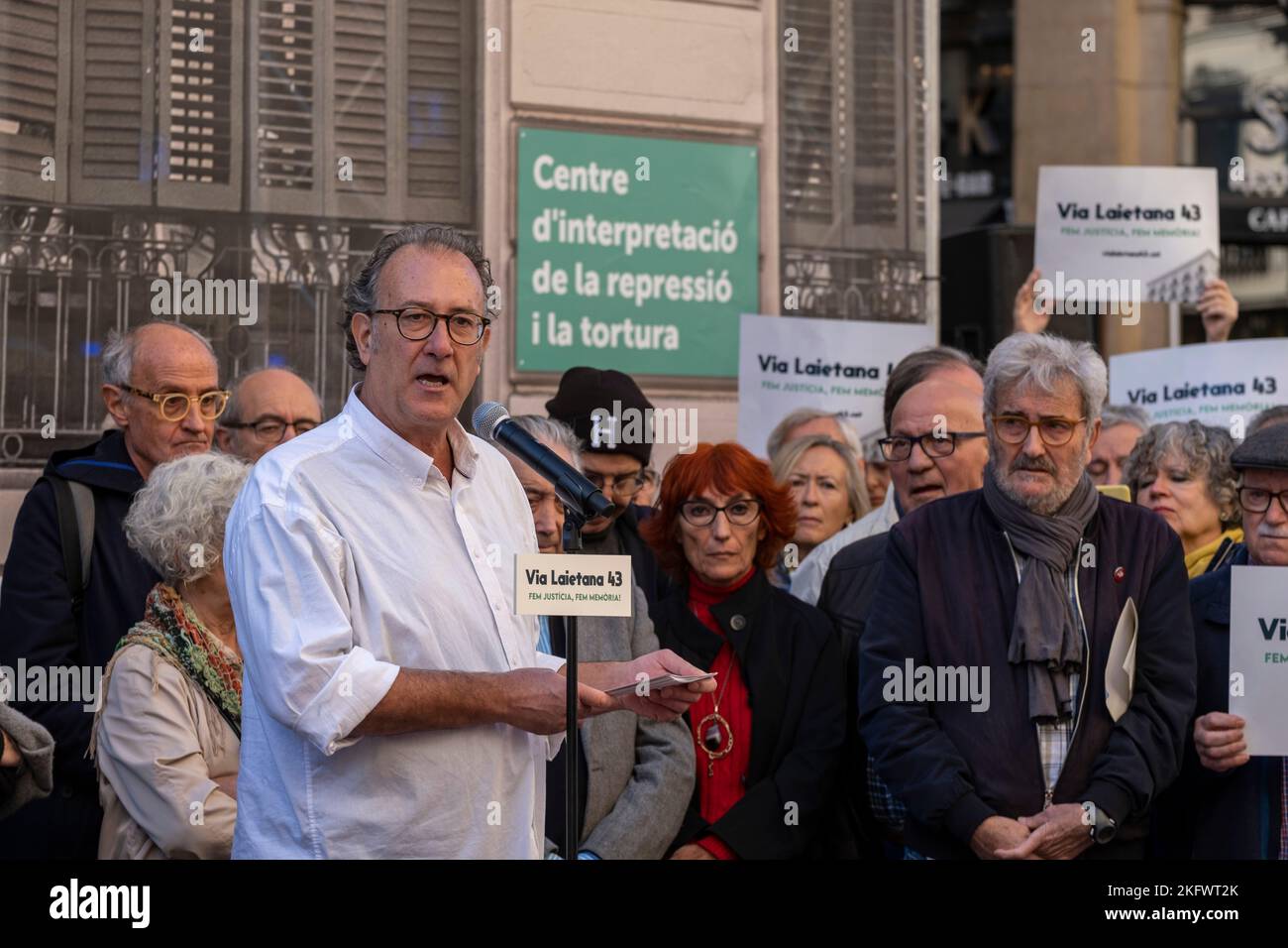 Xavier Antich, Präsident der sozialen Einheit Òmnium Cultural wird während der Demonstration gesehen sprechen . Am 47.. Todestag des Diktators Francisco Franco trafen sich verschiedene soziale Organisationen vor der Polizeistation, um einen internationalen Appell zur Umwandlung der höheren Polizeipräfektur der Straße Vía Laietana zu erheben. 43 in Barcelona zu einem Zentrum der Erinnerung für die Vergeltung durch das Franco-Regime, einige von ihnen in den Zellen im Erdgeschoss des Polizeigebäudes gefoltert. (Foto von Paco Freire / SOPA Images/Sipa USA) Stockfoto