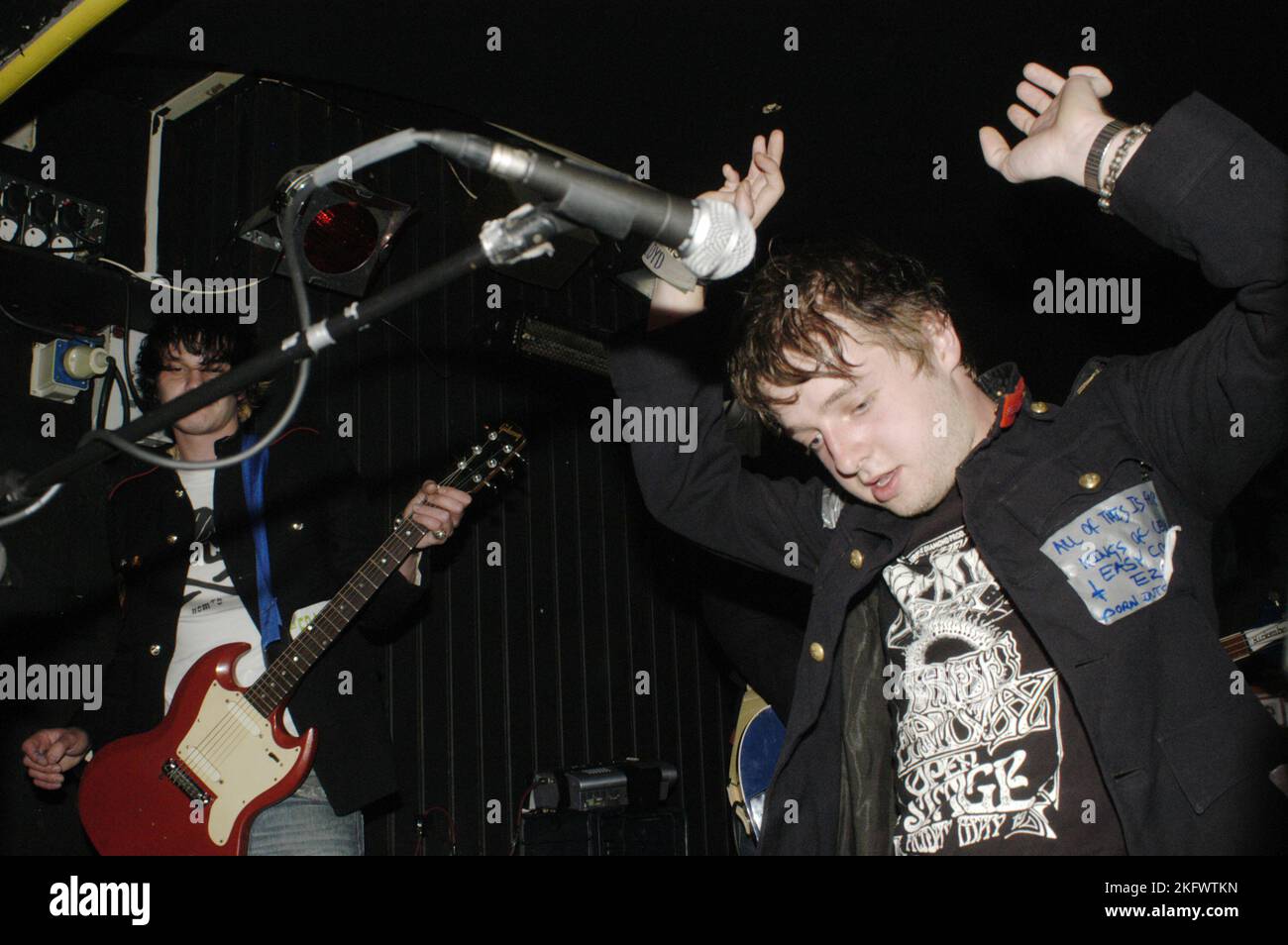 HOPE OF THE STATES, FRÜHES KONZERT, 2003: Ein junger Sam Herlihy singt und James 'Jimmi' Lawrence Lead Gitarre der Band HOPE OF THE STATES in der Cardiff Barfly Bar, South Wales, Großbritannien am 31 2003. Mai. Foto: ROB WATKINS. INFO: Hope of the States war eine britische Post-Rock-Band, die 2000 gegründet wurde. Bekannt für ihren filmischen Sound und ihre emotionale Tiefe, erlangten sie mit ihrem Debütalbum The Lost Riots Anerkennung. Ihre Musik enthielt oft orchestrale Arrangements und politisch aufgeladene Texte. Stockfoto