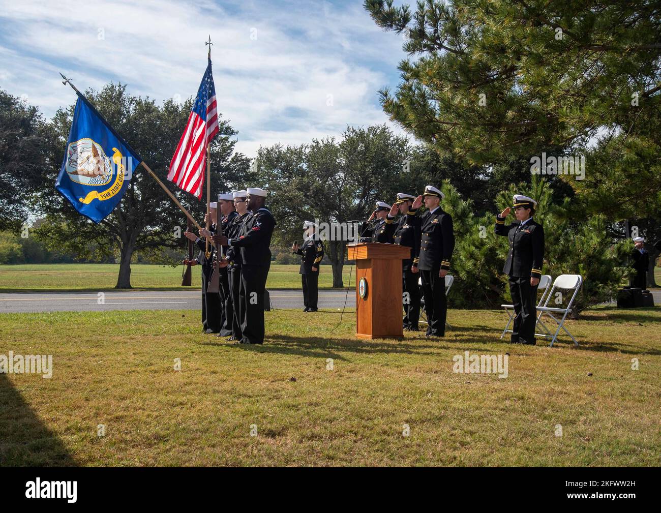 221012-N-CY569-0006 NORFOLK, Virginia (12. Oktober 2022) Seeleute der Arleigh-Burke-Klasse, USS Cole (DDG 67), ziehen die Farben während einer Gedenkfeier zum 22. Jahrestag des Angriffs auf Cole. Ehemalige und gegenwärtige Cole Crew-Mitglieder versammelten sich mit Familien und Gästen zur Zeremonie im USS Cole Memorial an Bord der Marinestation Norfolk. Cole, DDG, Memorial, USN, Stockfoto