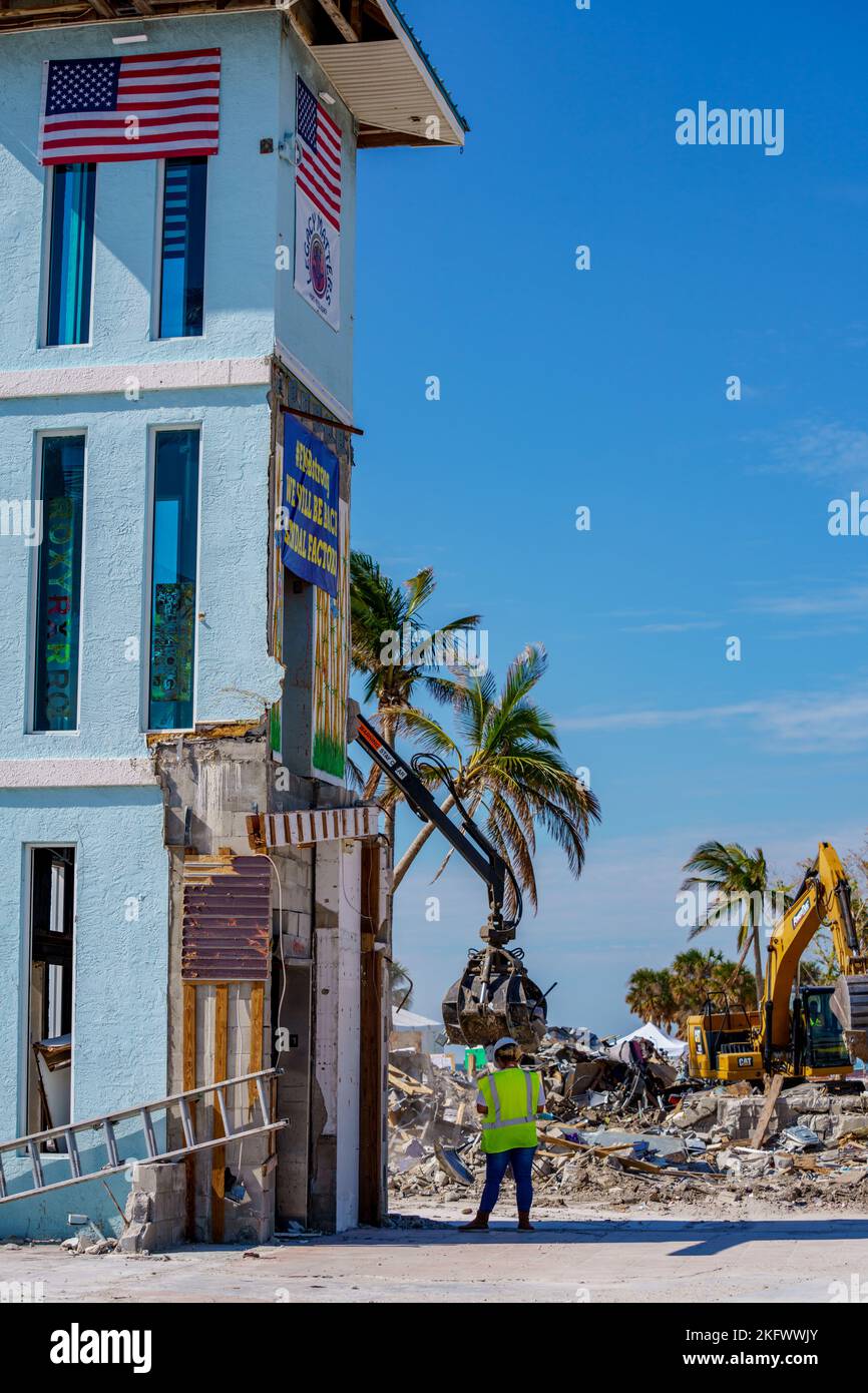 Fort Myers Beach, FL, USA - 19. November 2022: Strandreinigung Fort Myers, der US-amerikanische US-amerikanische US-Bundesstaat Florida, USA Stockfoto