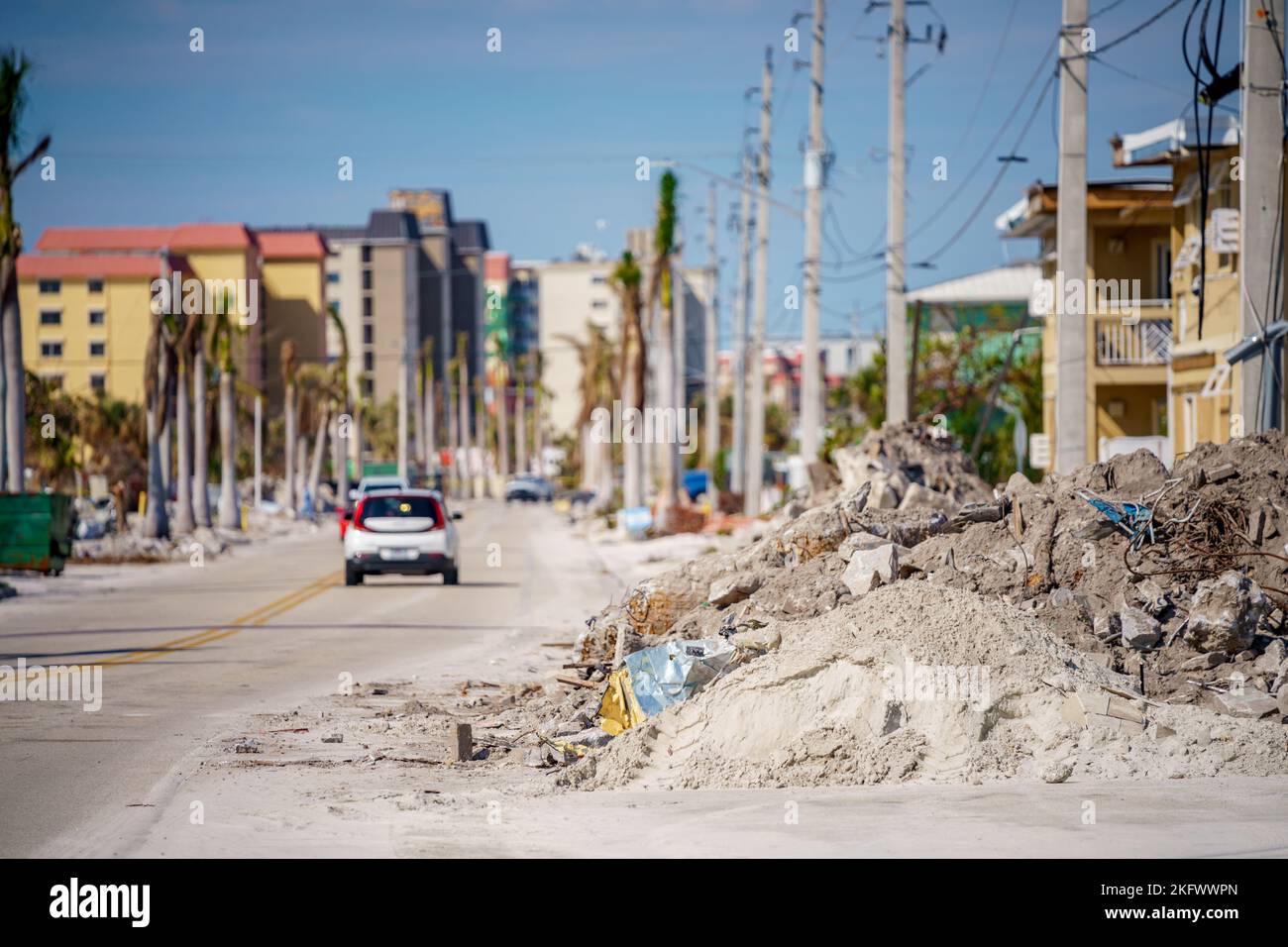 Fort Myers Beach, FL, USA - 19. November 2022: Teleaufnahme mit Blick auf die Straße Fort Myers Beach, FL Stockfoto