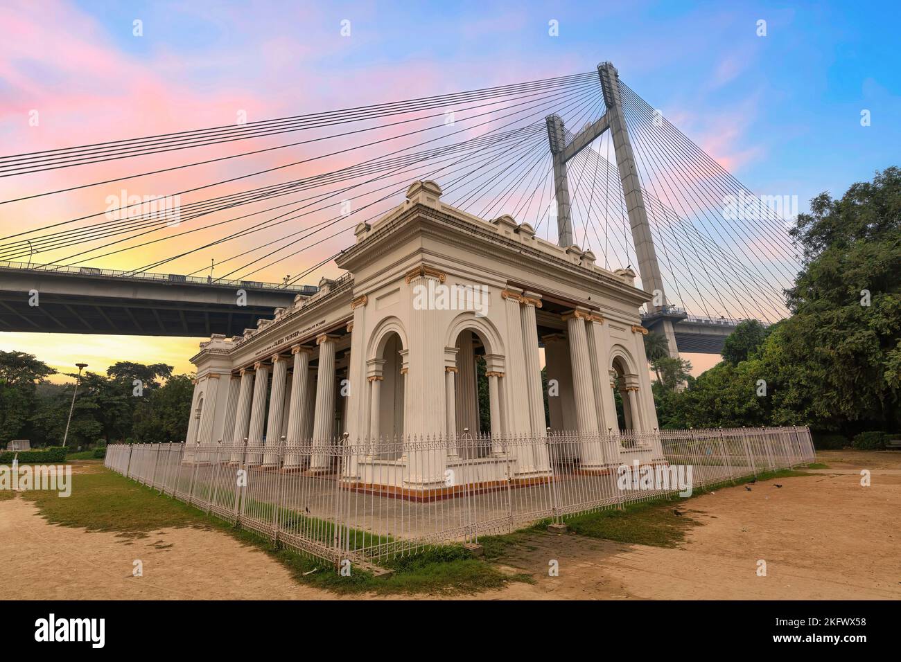 Denkmalgeschützte Architektur im Kolonialstil im Princep Ghat Kolkata, Indien, mit Blick auf die Vidyasagar Setu-Seilbahn, die bei Sonnenaufgang die Brücke hielt Stockfoto