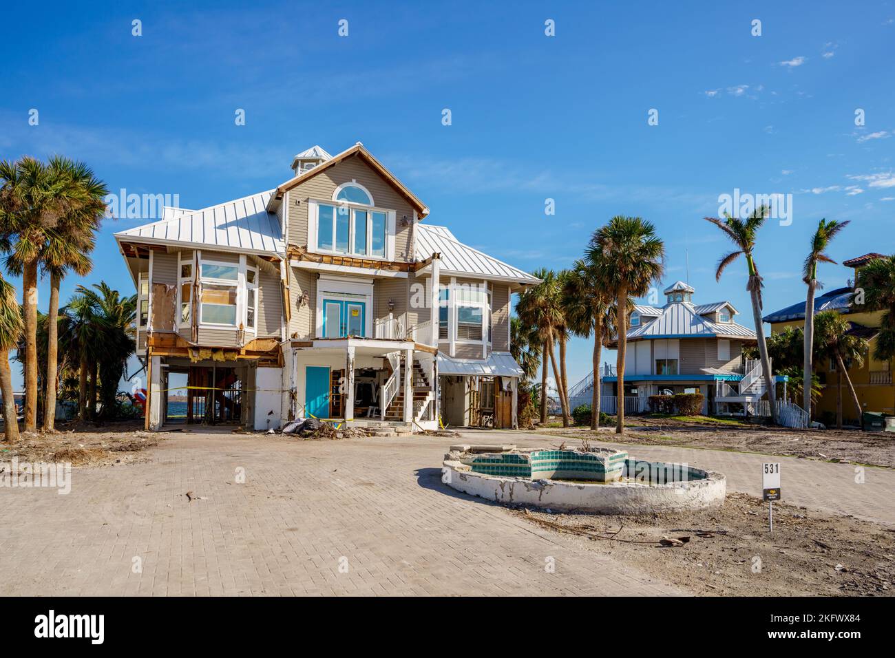 Fort Myers Beach, FL, USA - 19. November 2022: Historische Häuser am Strand wurden nach dem US-amerikanischen „The Hoam“-amerikanischen „The Beach“-Ereignis beschädigt Stockfoto