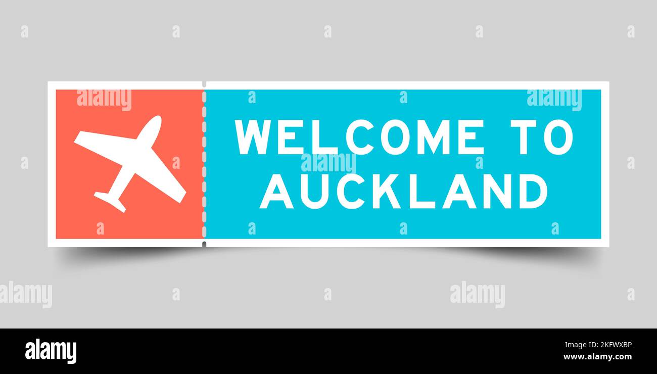 Orangefarbenes und blaues Ticket mit Flugsymbol und Wort Welcome to auckland auf grauem Hintergrund Stock Vektor