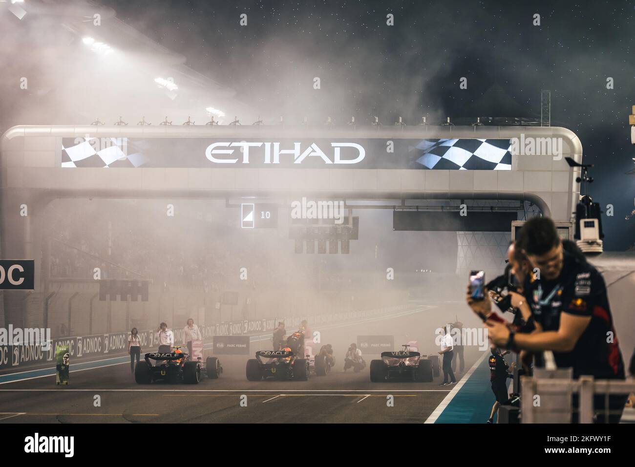 Abu Dhabi, Abu Dhabi. 20.. November 2022. (L bis R): Sergio Perez (MEX) Red Bull Racing RB18, Max Verstappen (NLD) Red Bull Racing RB18 und Charles Leclerc (MON) Ferrari F1-75 in Parc Ferme. 20.11.2022. Formel 1 Weltmeisterschaft, Rd 22, Abu Dhabi Grand Prix, Yas Marina Circuit, Abu Dhabi, Race Day. Bildnachweis sollte lauten: XPB/Press Association Images. Quelle: XPB Images Ltd/Alamy Live News Stockfoto