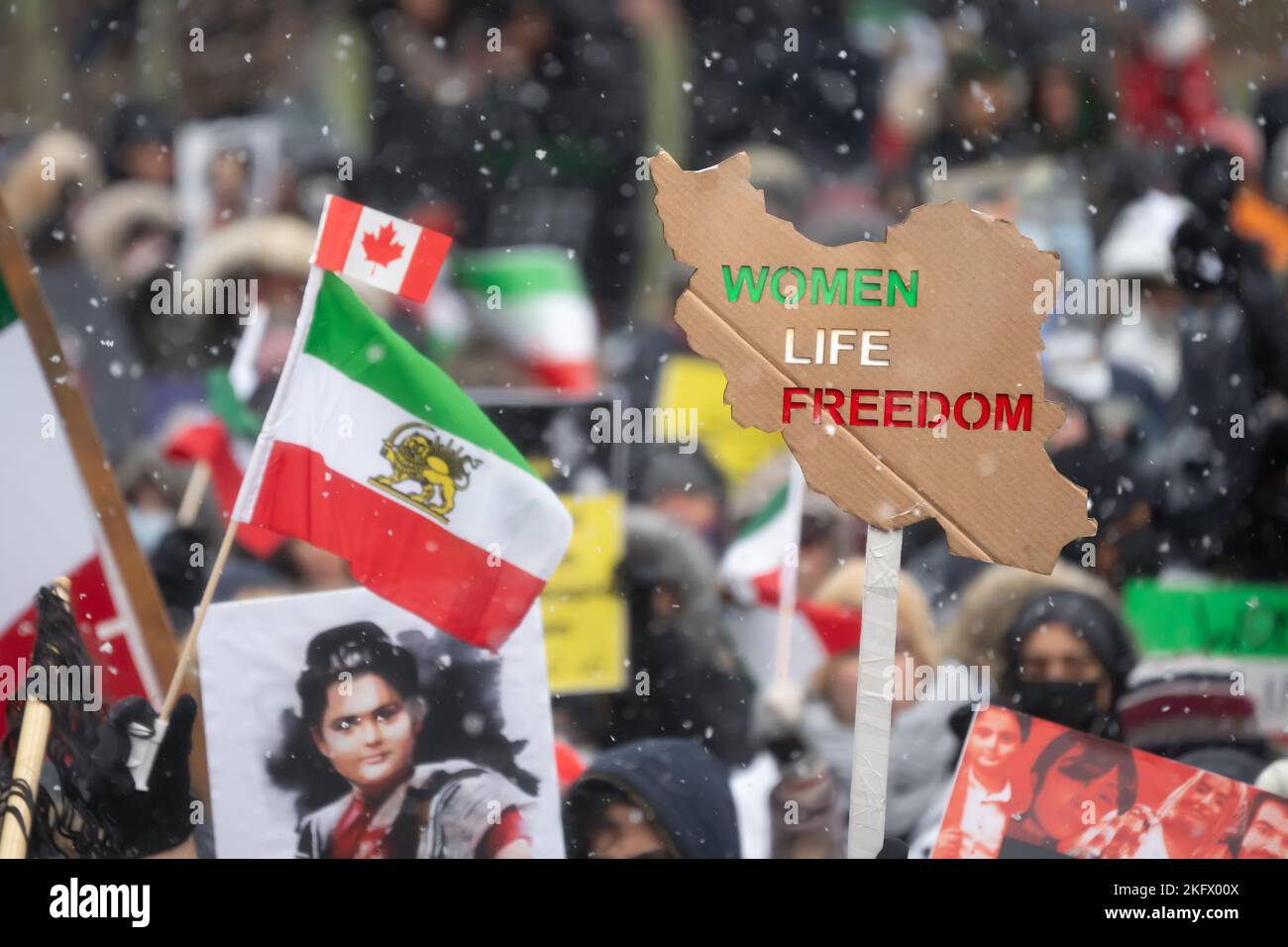 Das Zeichen "FRAUENFREIHEIT" wurde auf einer Veranstaltung in Solidarität mit iranischen Demonstranten gehalten, die für die Beendigung des islamischen Regimes kämpfen, und wurde in Richmond Hill, Ontario, gehalten. Stockfoto