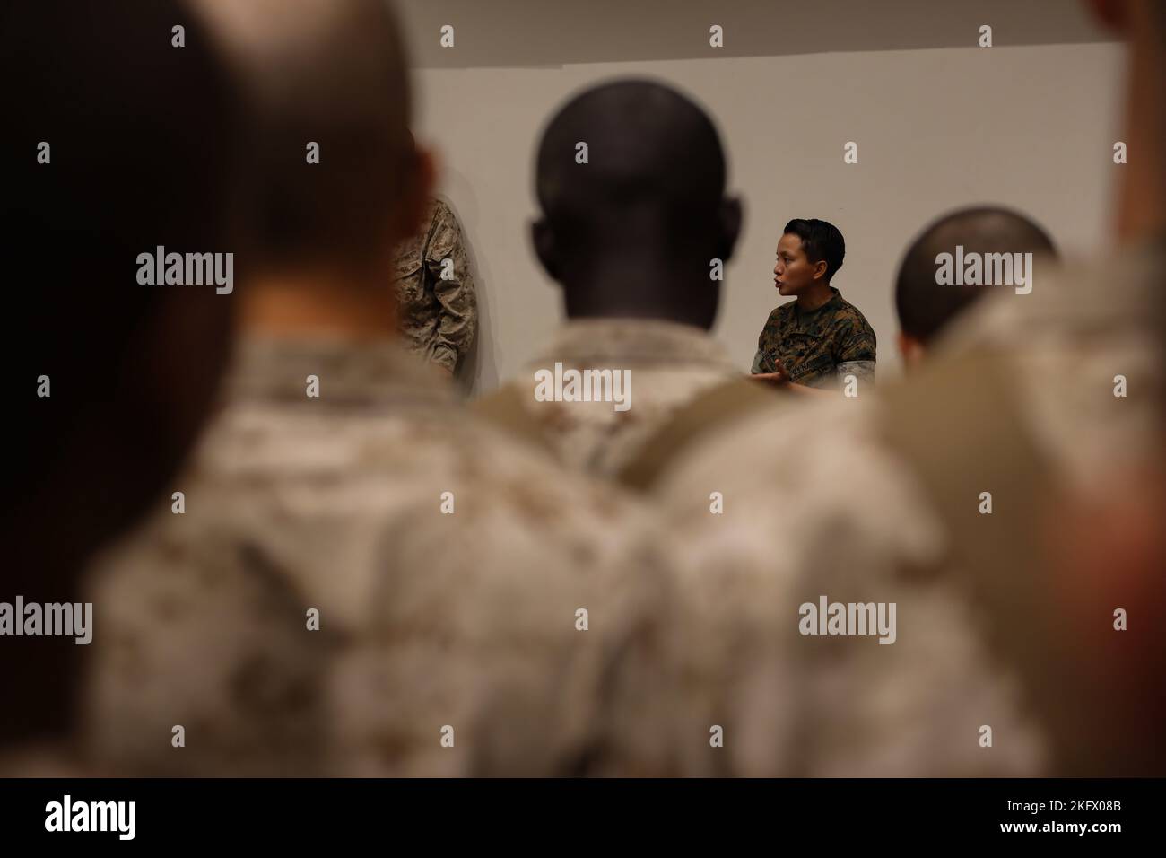 Rekruten von Charlie Company, 1. Rekrut Training Bataillon, erhalten eine taktische Kampfklasse für Unfallopfer auf Parris Island, S.C., 12. Oktober 2022. Rekruten erhalten 58 formelle Klassen, die Themen von administrativen Fragen über die Bekämpfung der Pflege und Marine Corps Geschichte behandeln. Stockfoto