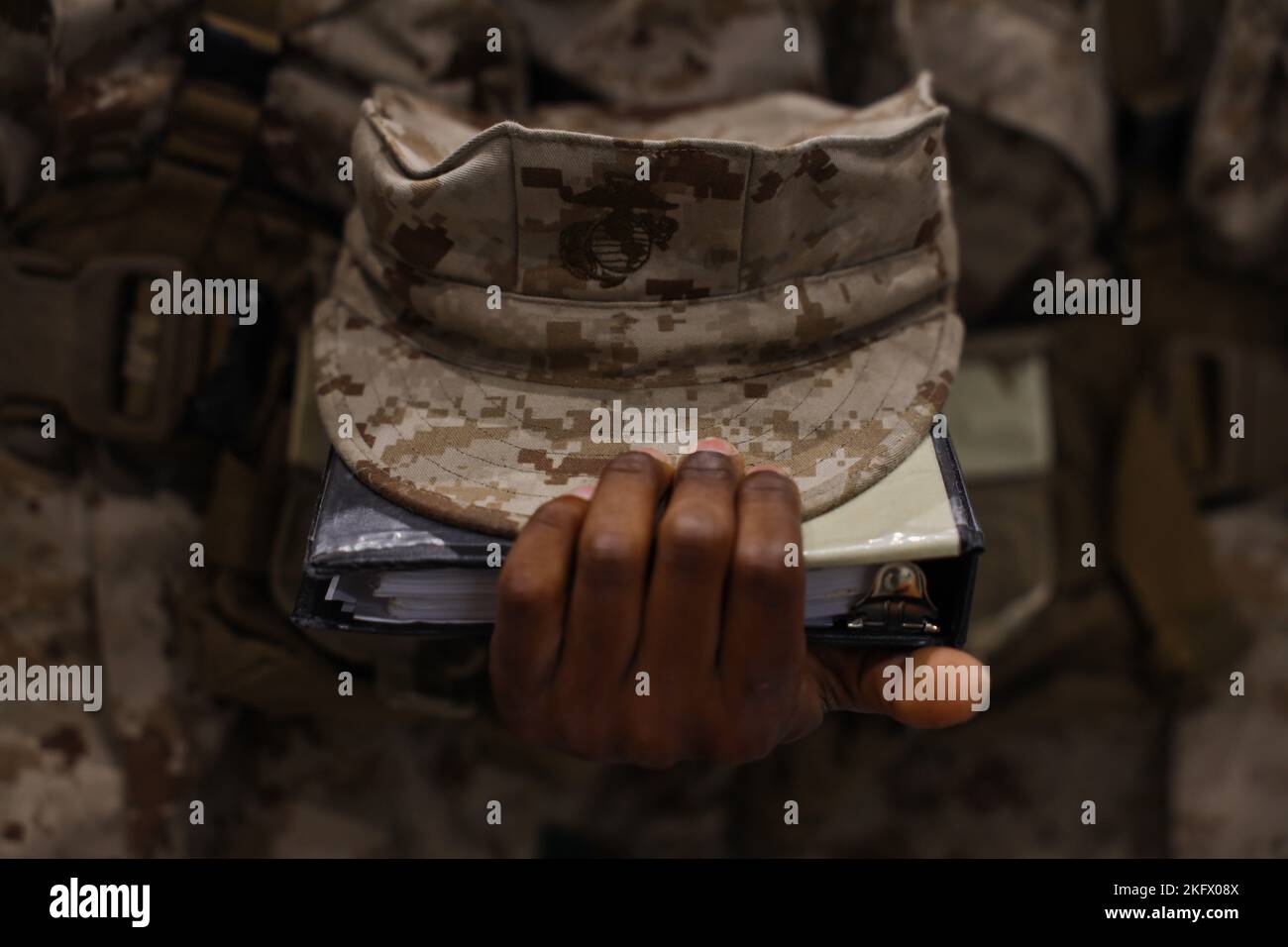 Rekruten von Charlie Company, 1. Rekrut Training Bataillon, erhalten eine taktische Kampfklasse für Unfallopfer auf Parris Island, S.C., 12. Oktober 2022. Rekruten erhalten 58 formelle Klassen, die Themen von administrativen Fragen über die Bekämpfung der Pflege und Marine Corps Geschichte behandeln. Stockfoto