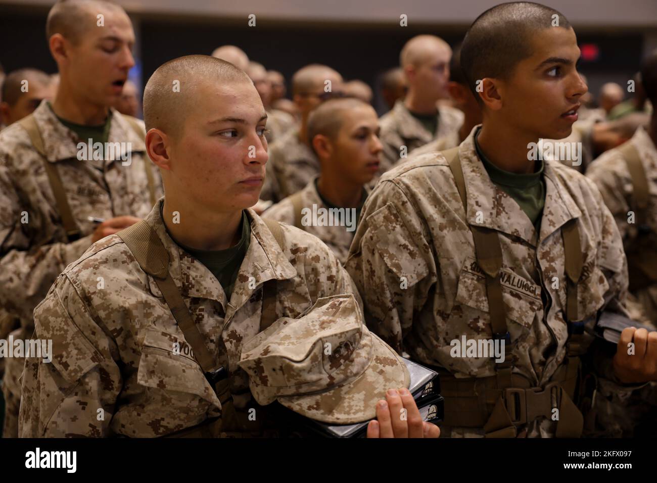 Rekruten von Charlie Company, 1. Rekrut Training Bataillon, erhalten eine taktische Kampfklasse für Unfallopfer auf Parris Island, S.C., 12. Oktober 2022. Rekruten erhalten 58 formelle Klassen, die Themen von administrativen Fragen über die Bekämpfung der Pflege und Marine Corps Geschichte behandeln. Stockfoto