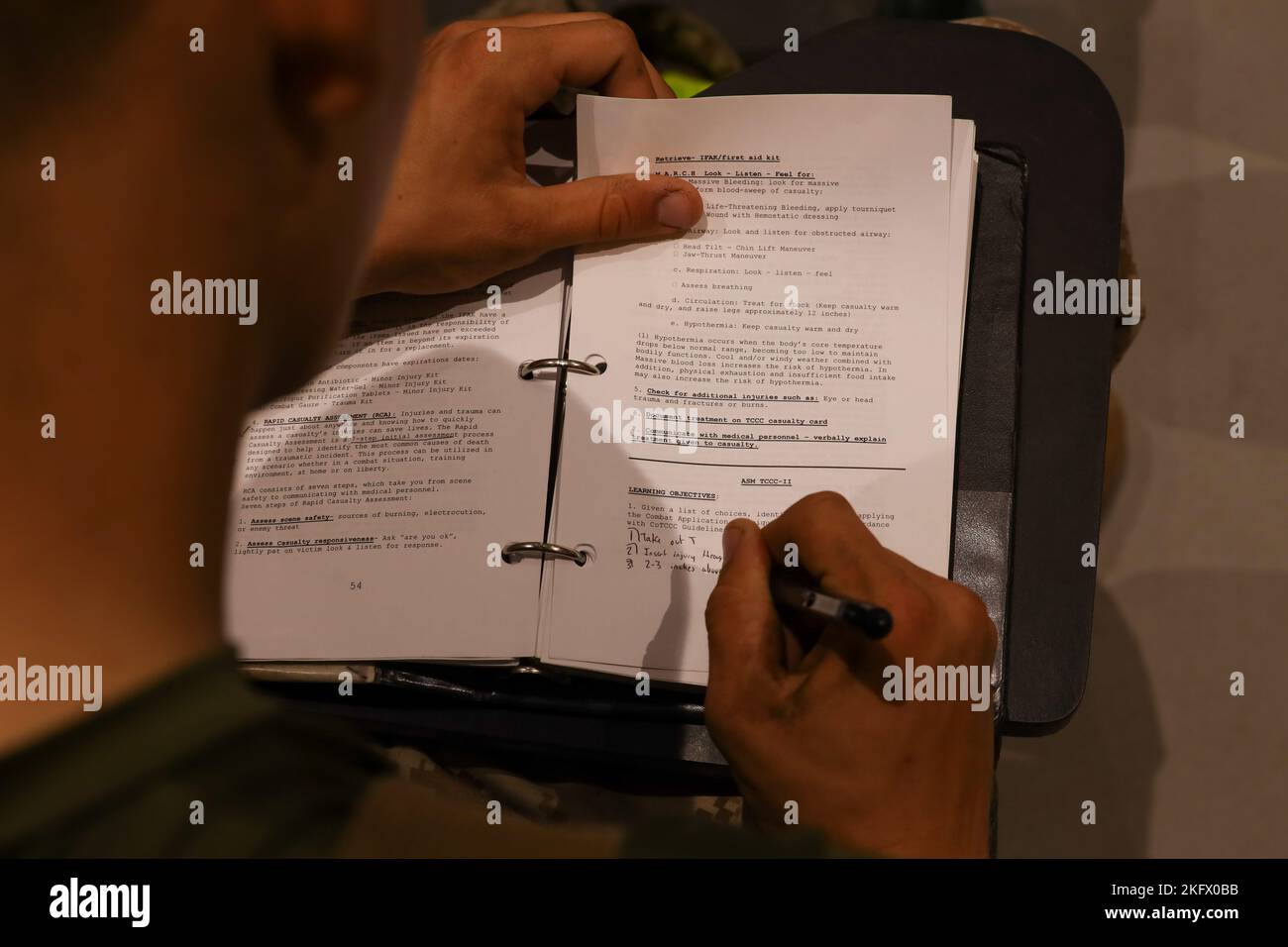 Rekruten von Charlie Company, 1. Rekrut Training Bataillon, erhalten eine taktische Kampfklasse für Unfallopfer auf Parris Island, S.C., 12. Oktober 2022. Rekruten erhalten 58 formelle Klassen, die Themen von administrativen Fragen über die Bekämpfung der Pflege und Marine Corps Geschichte behandeln. Stockfoto