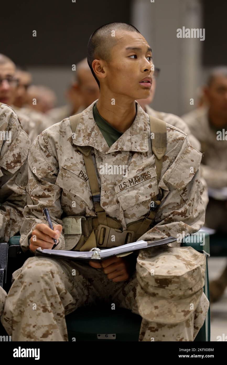 Rekruten von Charlie Company, 1. Rekrut Training Bataillon, erhalten eine taktische Kampfklasse für Unfallopfer auf Parris Island, S.C., 12. Oktober 2022. Rekruten erhalten 58 formelle Klassen, die Themen von administrativen Fragen über die Bekämpfung der Pflege und Marine Corps Geschichte behandeln. Stockfoto