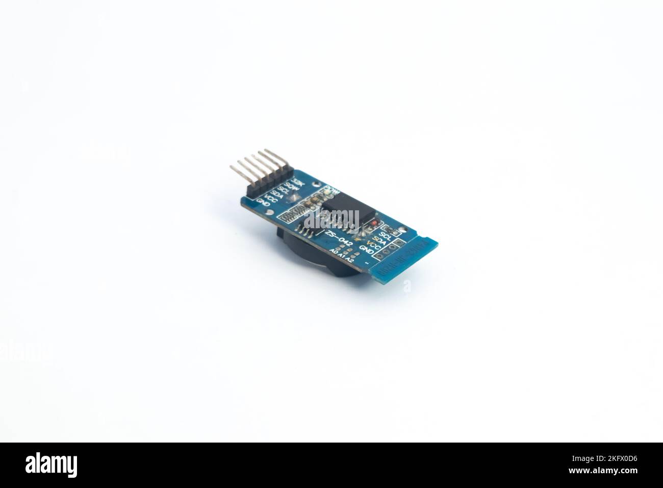 Rückansicht eines RTC-Moduls (Real Time Clock) mit Code ZS-042. Dieses Modul wird für Elektronikbastler für Heimwerkermaterialien verwendet. Stockfoto