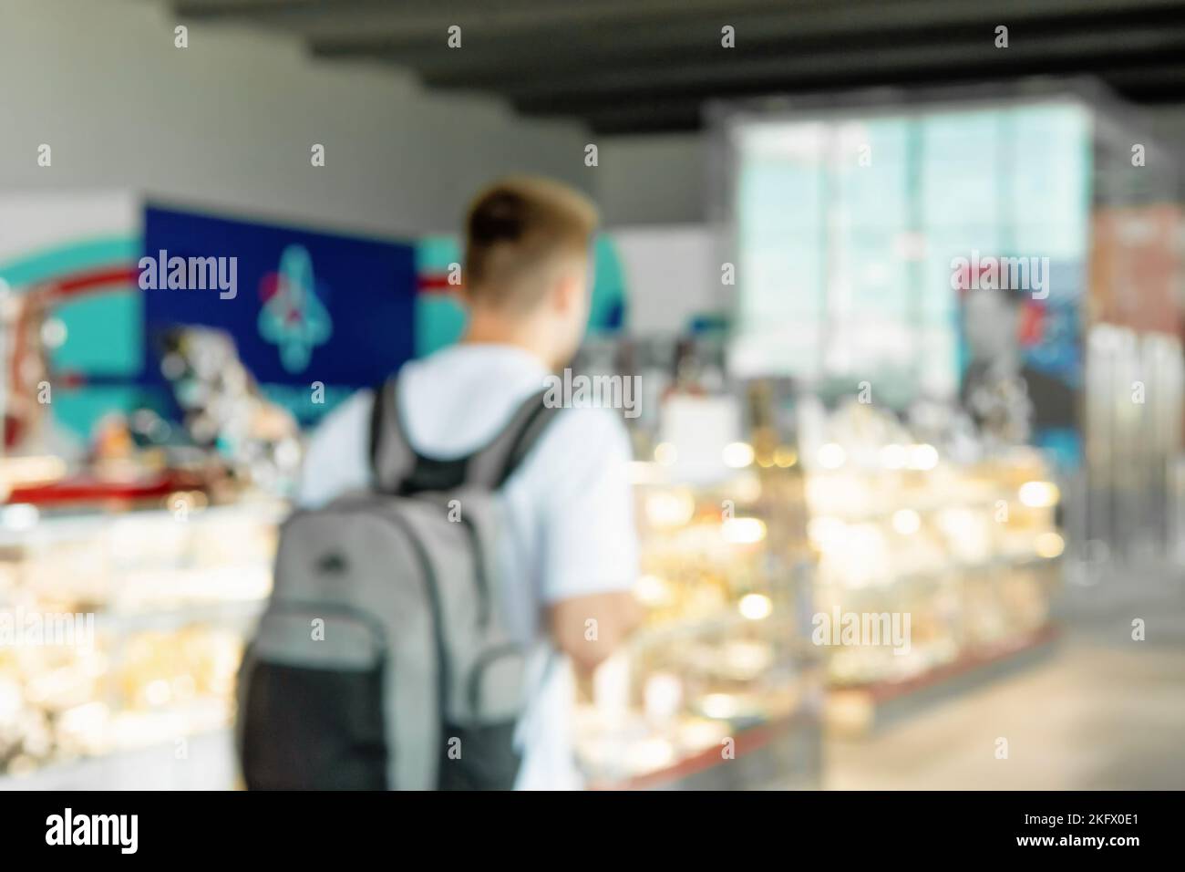 Der Hintergrund der Airport Lounge ist nicht im Fokus. Das Konzept von Reisen und Umzügen Stockfoto