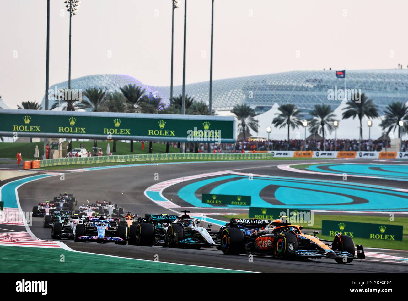 Abu Dhabi, Abu Dhabi. 20.. November 2022. Lando Norris (GBR) McLaren MCL36 zu Beginn des Rennens. Abu Dhabi Grand Prix, Sonntag, 20.. November 2022. Yas Marina Circuit, Abu Dhabi, VAE. Quelle: James Moy/Alamy Live News Stockfoto
