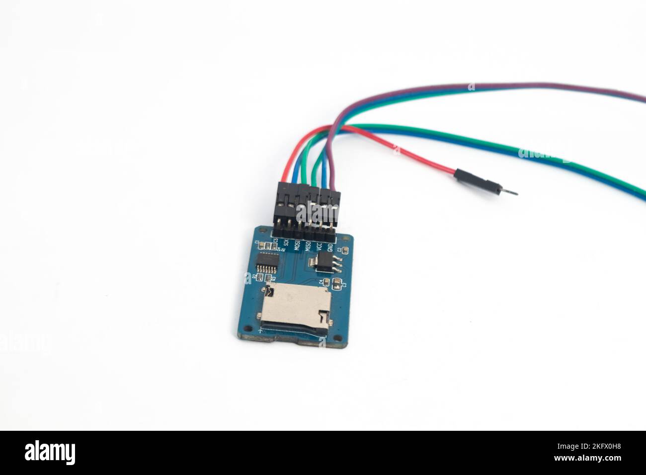 Vorderansicht eines microSD-Kartenlesemoduls mit Verbindungskabel. Dieses Modul wird für Elektronikbastler für Heimwerkermaterialien verwendet. Stockfoto