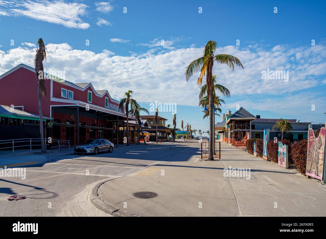 Fort Myers Beach, FL, USA - 19. November 2022: Über einen Monat nach dem Sturmflut des Hurkans Ian sind die Straßen leer Stockfoto
