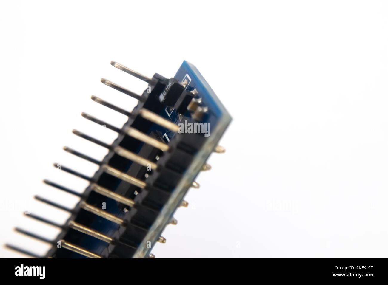 Selektive Fokussierung eines Kondensators, der in eine Leiterplattenschaltung eingebettet ist. Dieses Teil wird für Heimwerkerelektronik für Bastler verwendet. Stockfoto