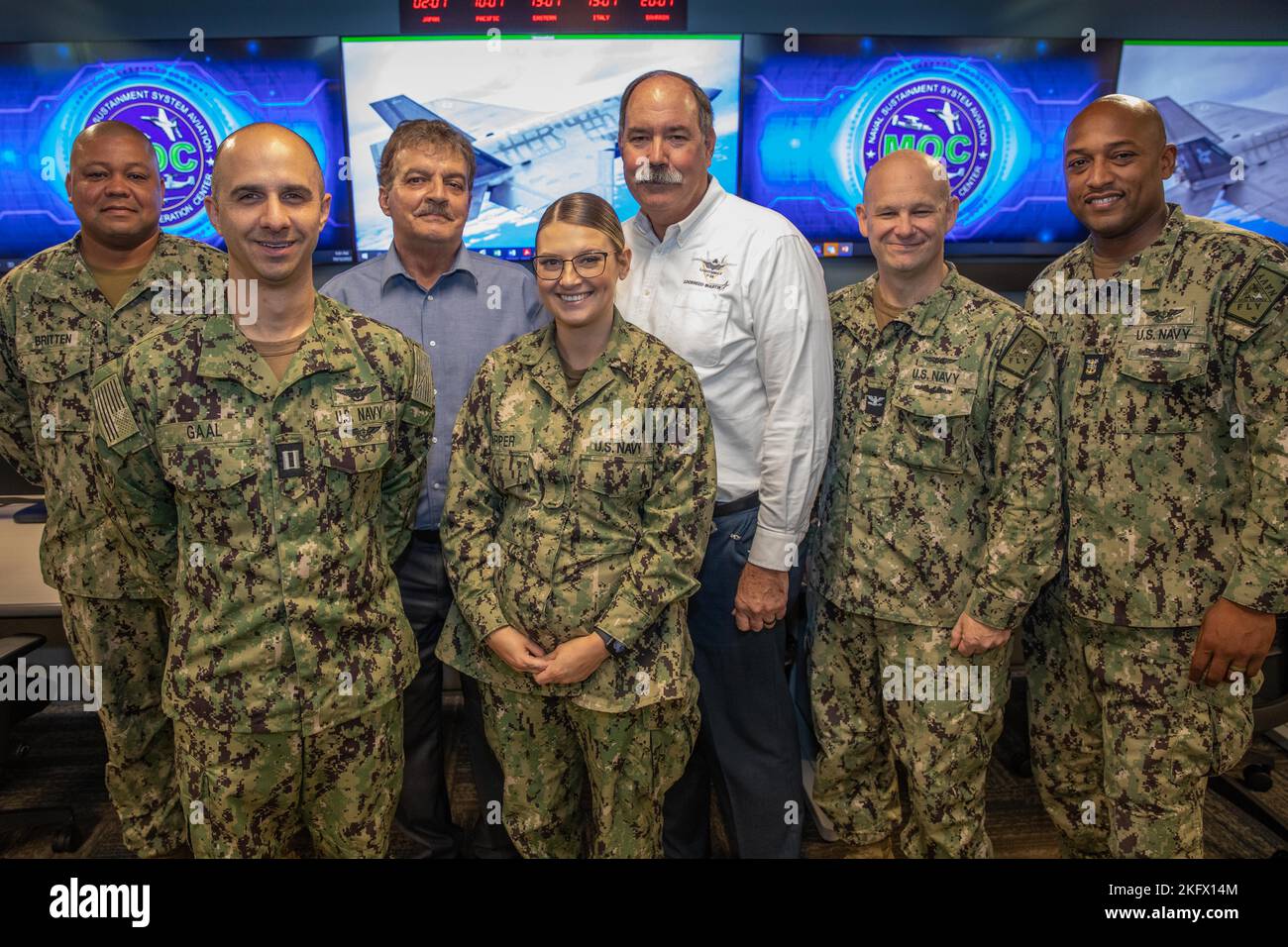 221012-N-RQ186-2026 NORFOLK, Va. (12. Oktober 2022) Maintenance Operation Center (MOC) Aircraft on Ground (AOG) F-35C Cell Personal, posieren für ein Gruppenfoto nach dem ersten Joint Strike Fighter MOC Call, 12. Oktober. Die MOC AOG arbeitet daran, die Bemühungen zu bewerten, zu verbessern und angemessen zu organisieren, um einsatzfähige Flugzeuge vollständig einsatzbereit zu halten, wo immer die Navy sie benötigt. CNAL, JSF, MOC, Staffeln, Wartung, Stockfoto