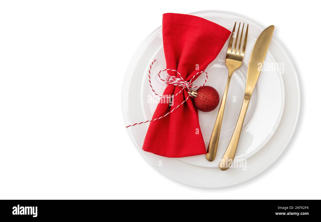 Weihnachtliche Tischkulisse, Festessen. Goldenes Besteck und rote Stoffserviette auf weißen Tellern, Draufsicht, Kopierraum Stockfoto