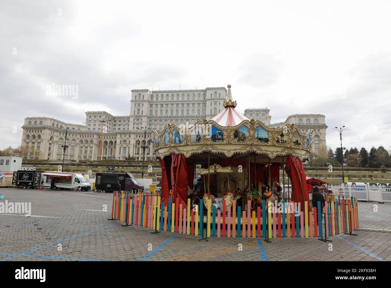 Bukarest, Rumänien - 20. November 2022: Details vom Weihnachtsmarkt auf dem Piata Constitutiei (Platz der Verfassung) in Bukarest. Stockfoto