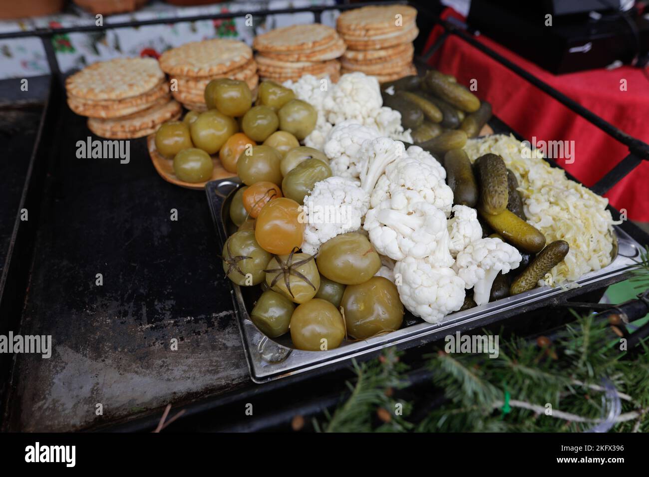 Details zur geringen Schärfentiefe (selektiver Fokus) mit Gurken (Gurke, Blumenkohl) in einem europäischen Bauernmarkt in Rumänien. Stockfoto