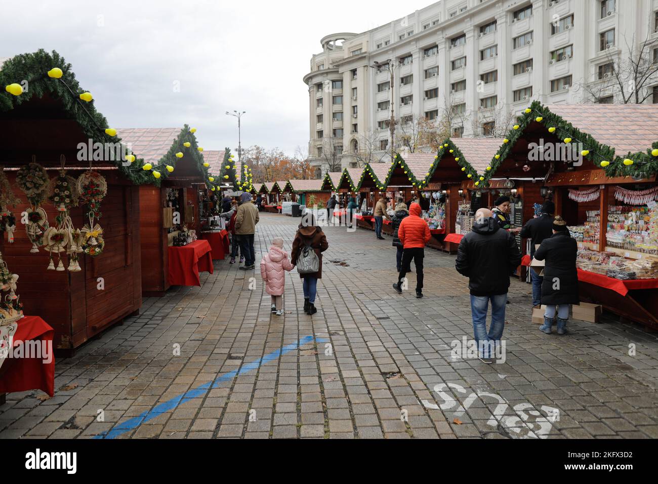 Bukarest, Rumänien - 20. November 2022: Details vom Weihnachtsmarkt auf dem Piata Constitutiei (Platz der Verfassung) in Bukarest. Stockfoto