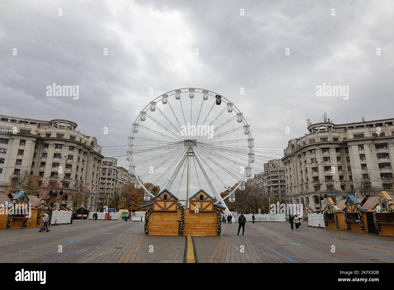 Bukarest, Rumänien - 20. November 2022: Details vom Weihnachtsmarkt auf dem Piata Constitutiei (Platz der Verfassung) in Bukarest. Stockfoto