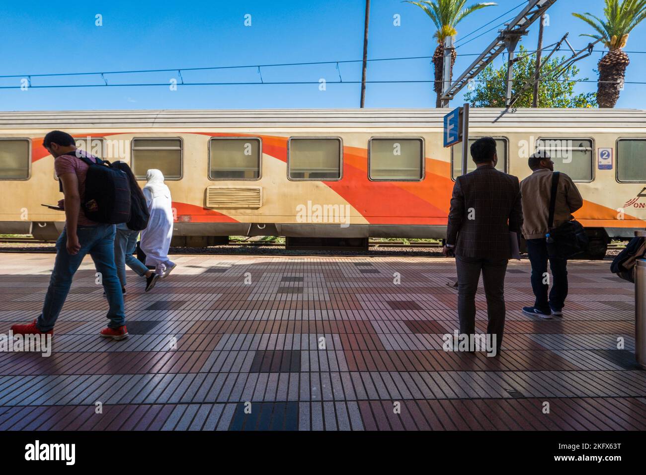 Bahnreisen in Marokko. Passagiere und ein Zug am Bahnhof von Fez Stockfoto