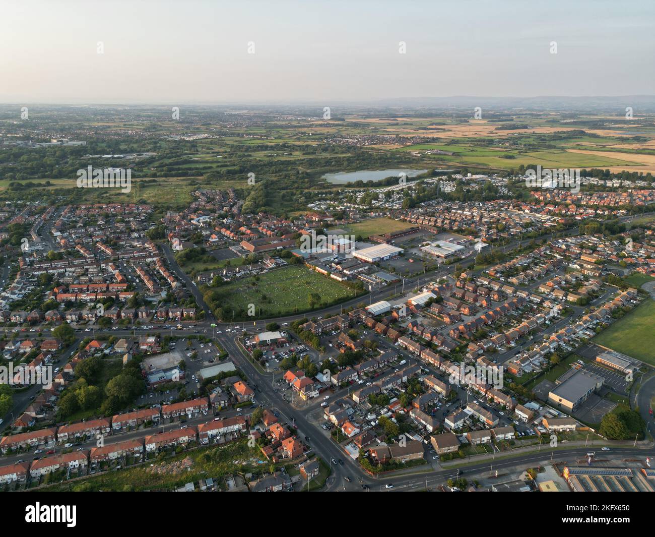 Luftaufnahme eines Wohngebietes mit Straßen und Häusern in Blackpool, England Stockfoto