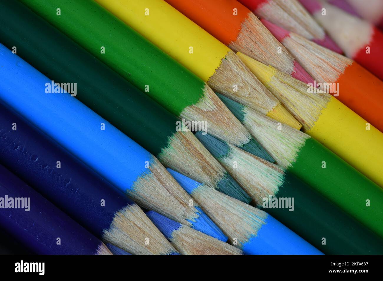 Buntstifte in der Regenbogenordnung Stockfoto