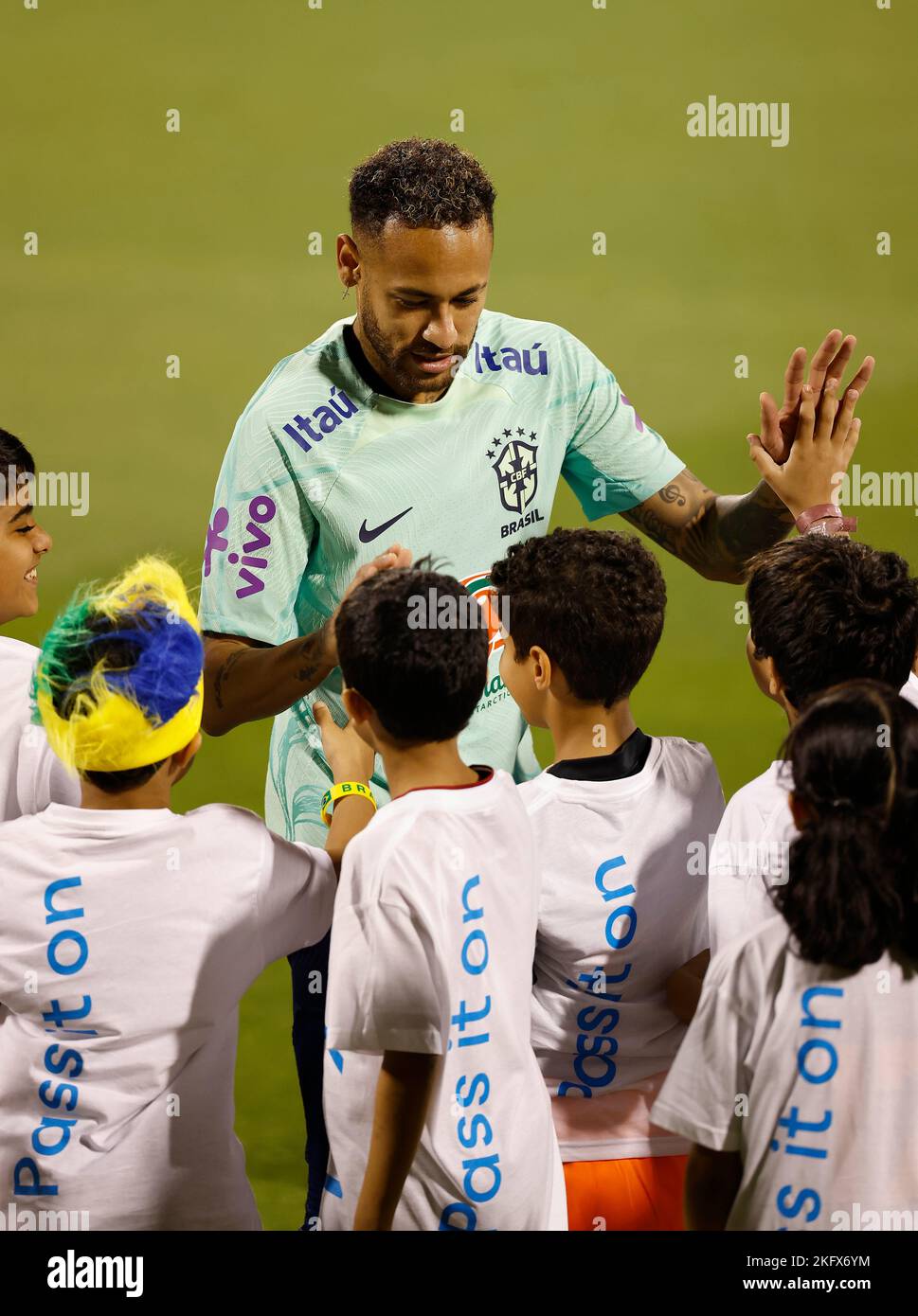 O atacante Neymar Jr com crianças durante o Treino da Seleção Brasileira para a Copa do Mundo da FIFA Catar 2022 realizado no estádio Grand Hamad Stadium em Doha, Catar. Stockfoto