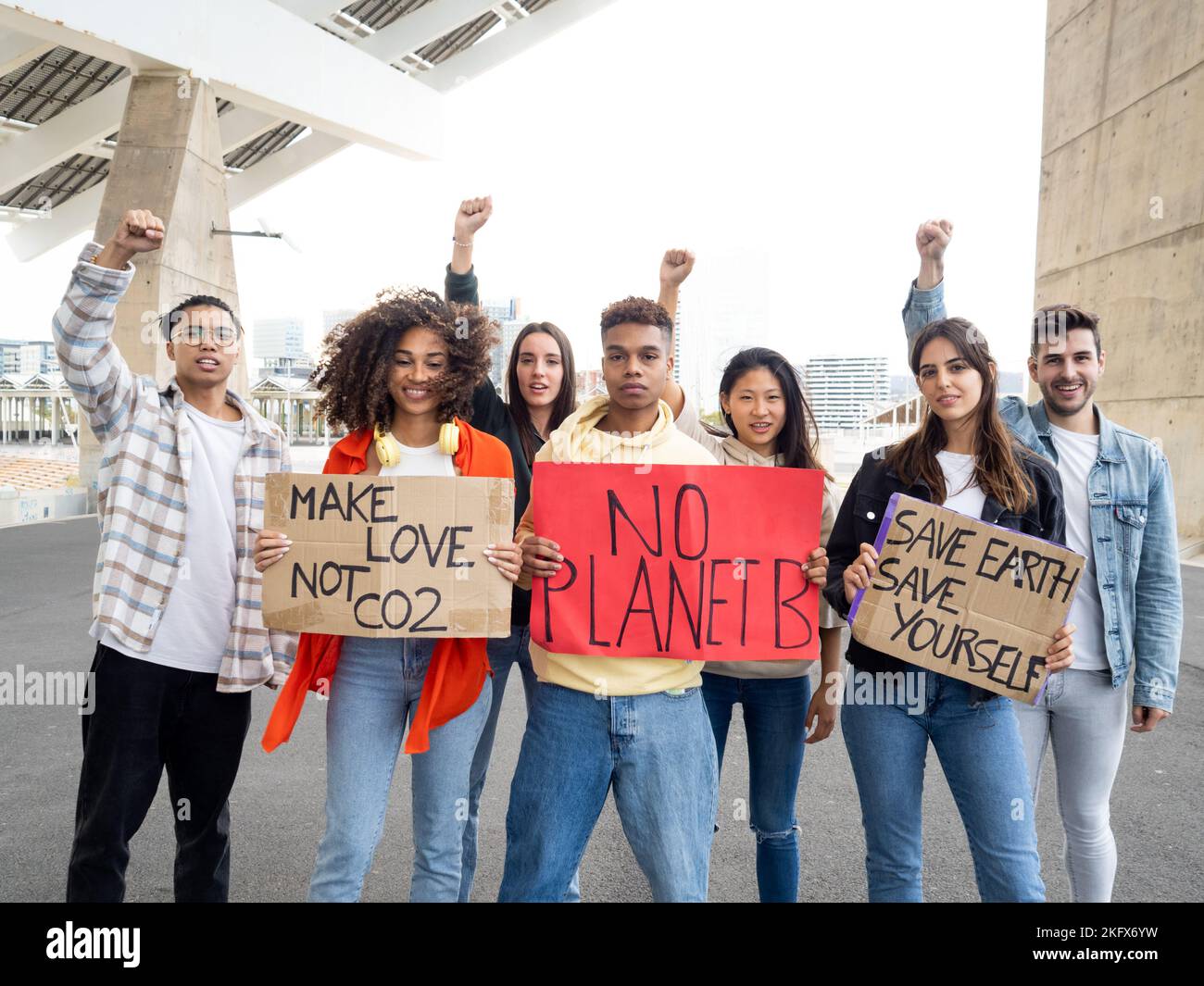 Gruppe multiethnischer Teenager, die gegen den Klimawandel protestieren. Kein Planet b Stockfoto