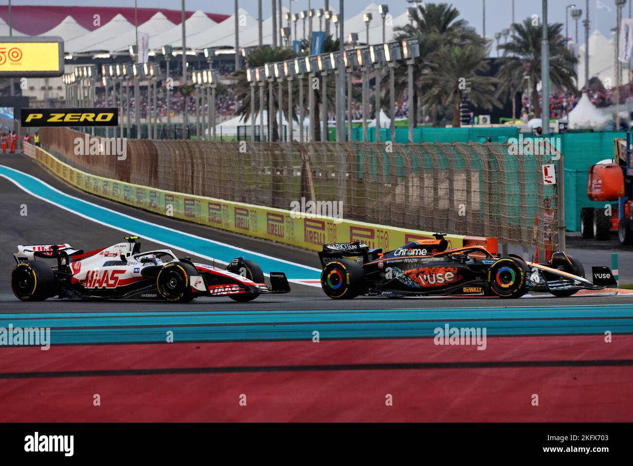 Abu Dhabi, Abu Dhabi. 20.. November 2022. Daniel Ricciardo (AUS) McLaren MCL36 und Mick Schumacher (GER) Haas VF-22. Abu Dhabi Grand Prix, Sonntag, 20.. November 2022. Yas Marina Circuit, Abu Dhabi, VAE. Quelle: James Moy/Alamy Live News Stockfoto