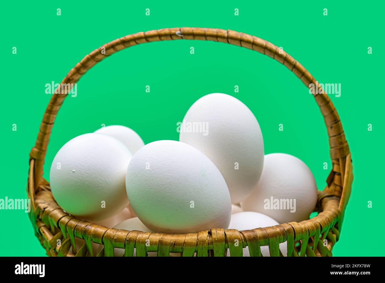 Hühnereier in einem Strohkorb Stockfoto