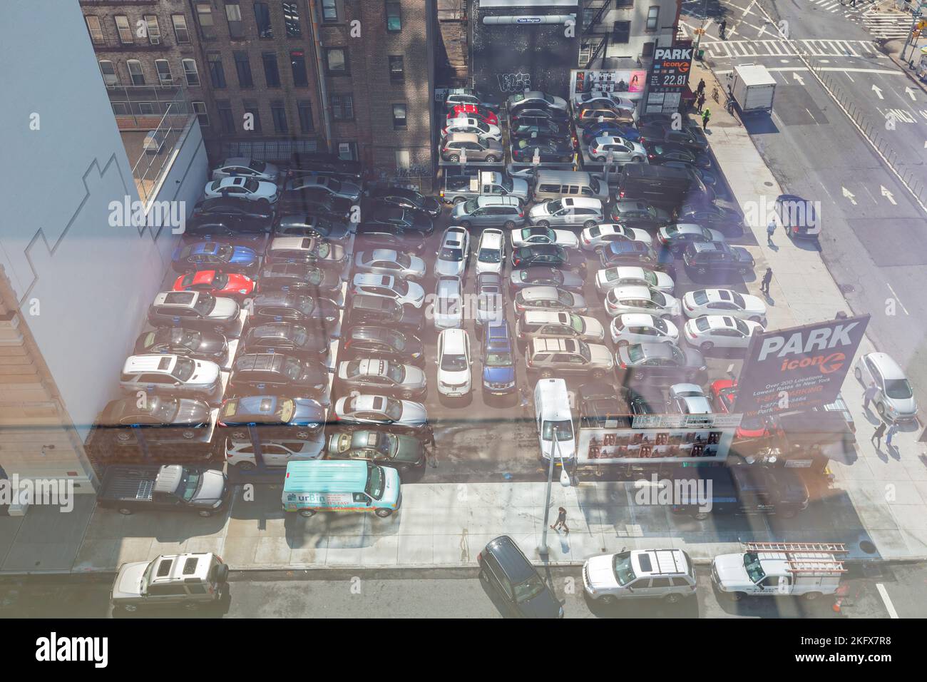 New York, SEP 16 2014 - Luftaufnahme eines belebten Parkplatzes Stockfoto