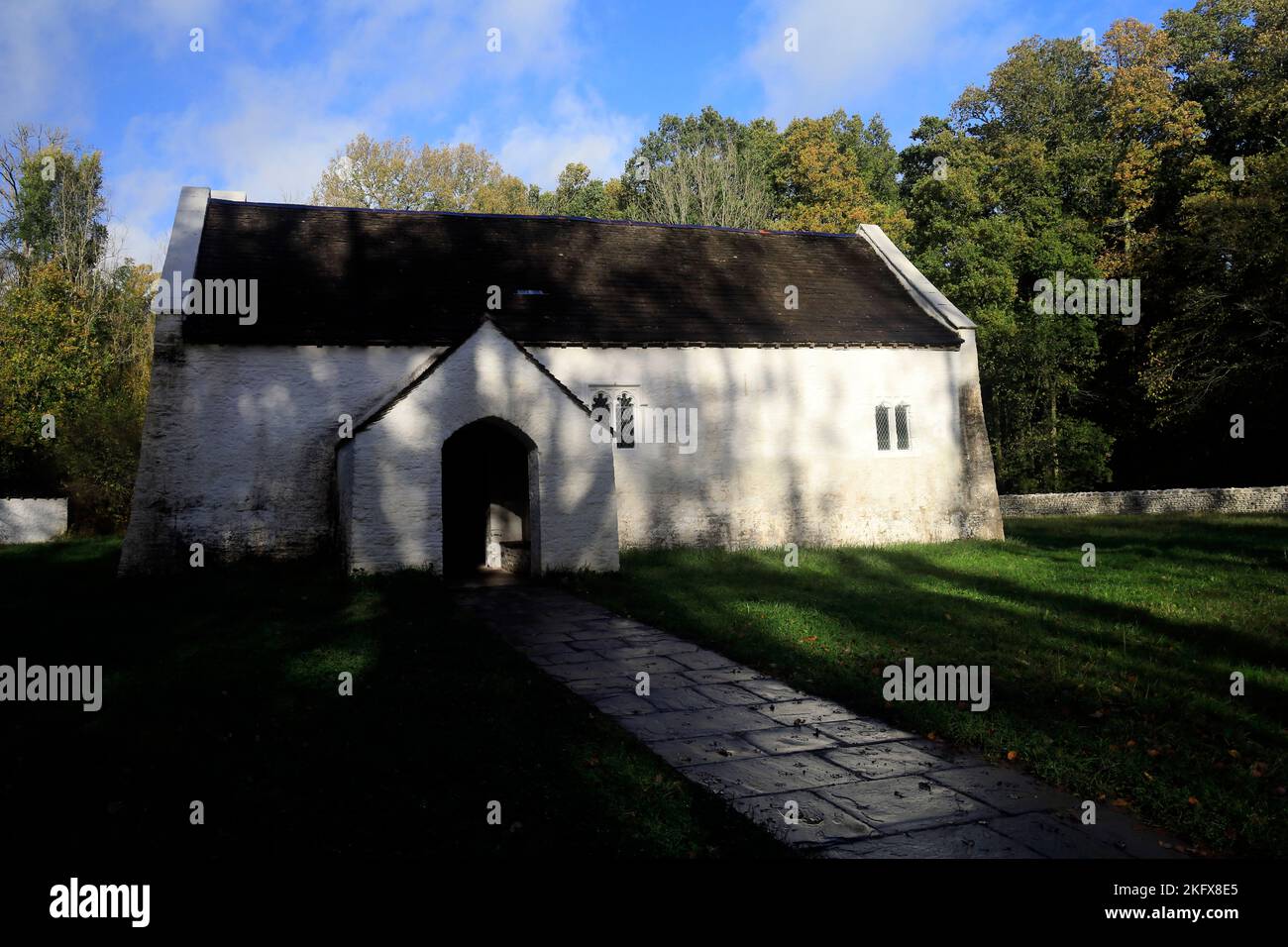 St. Teilo’s Church, im St. Fagans National Museum of Histor. Amgueddfa Werin Cymru. Aufgenommen Im November 2022. Herbst. Stockfoto
