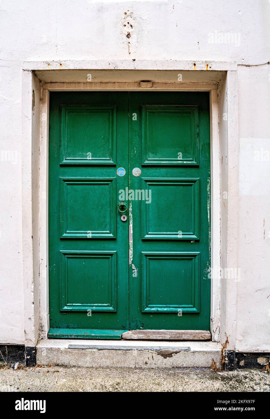 Eingang zum Gebäude - grüne Doppeltüren Stockfoto