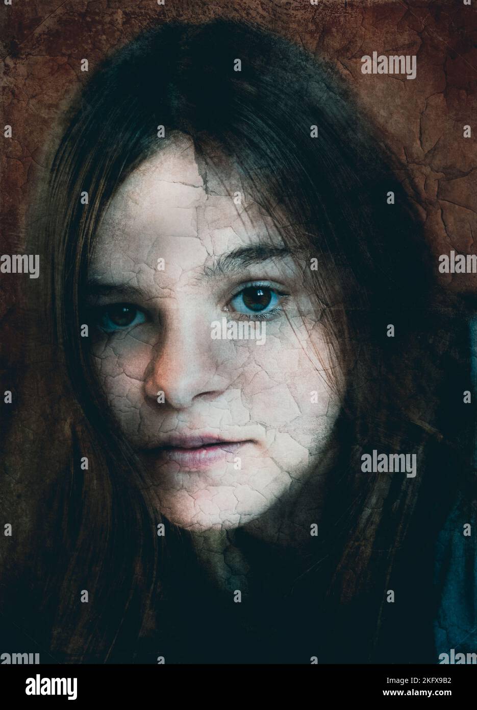 Texturiertes Porträt einer jungen Frau mit Texturen und Rissen, Konzept der psychischen Gesundheitsprobleme und Psychologie. Stockfoto