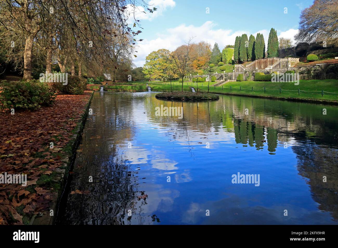 Formeller See unter dem Schloss, St. Fagans National History Museum. Herbst 2022. November Stockfoto