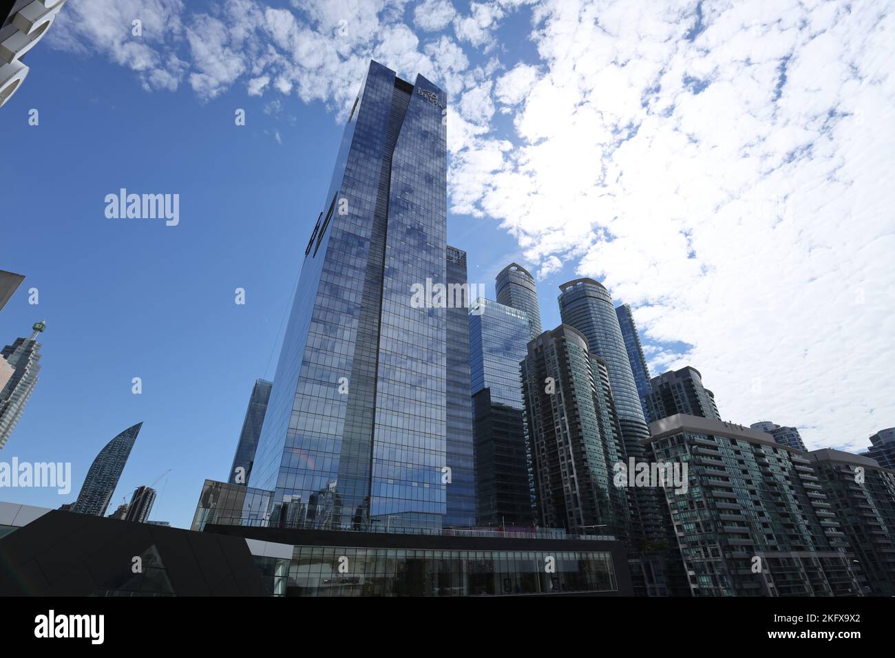 Die Wolkenkratzer und der blaue Himmel von Toronto, Kanada Stockfoto