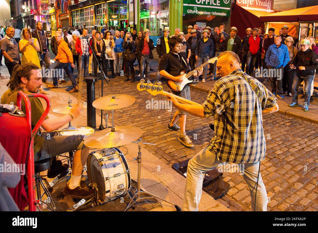 Samedi soir dans le Qurtier dublinois de Temple Bar.. Entre Football et music. Les Bars et les rues s'emplissent d'une Ambiente unaufhörlich. Templebar, Stockfoto