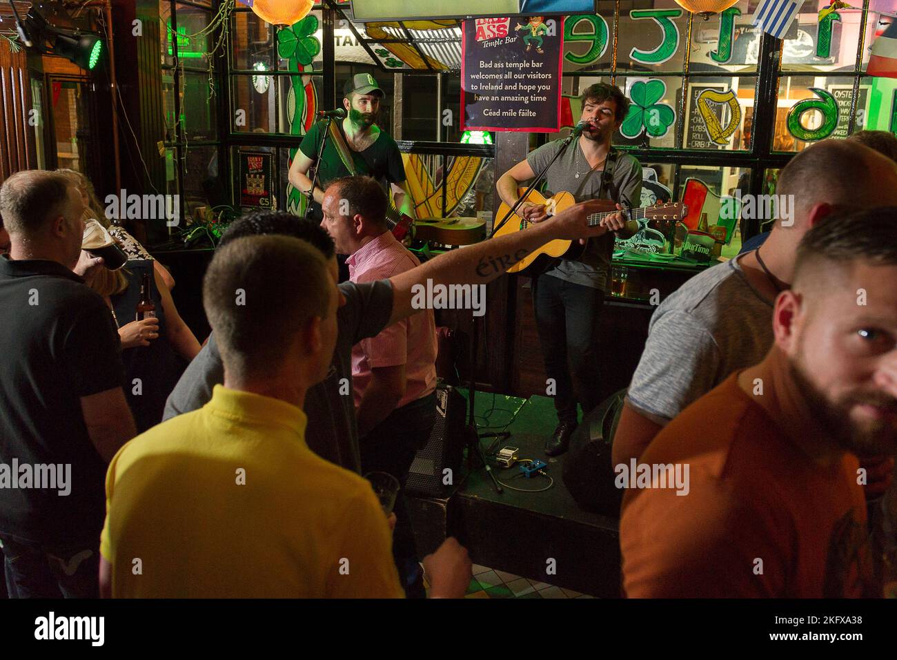 Samedi soir dans le Qurtier dublinois de Temple Bar.. Entre Football et music. Les Bars et les rues s'emplissent d'une Ambiente unaufhörlich. Templebar, Stockfoto