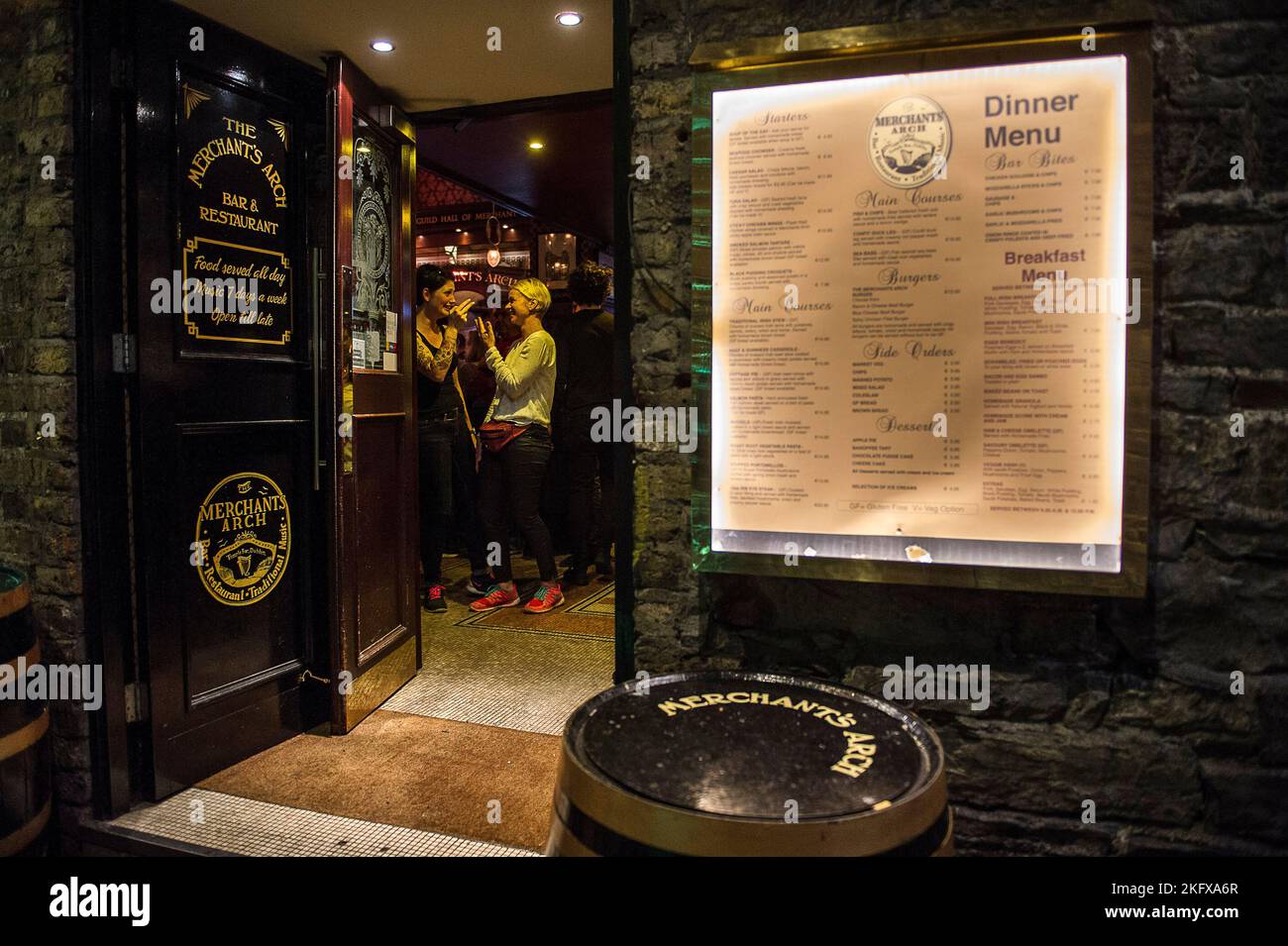 Samedi soir dans le Qurtier dublinois de Temple Bar.. Entre Football et music. Les Bars et les rues s'emplissent d'une Ambiente unaufhörlich. Templebar, Stockfoto