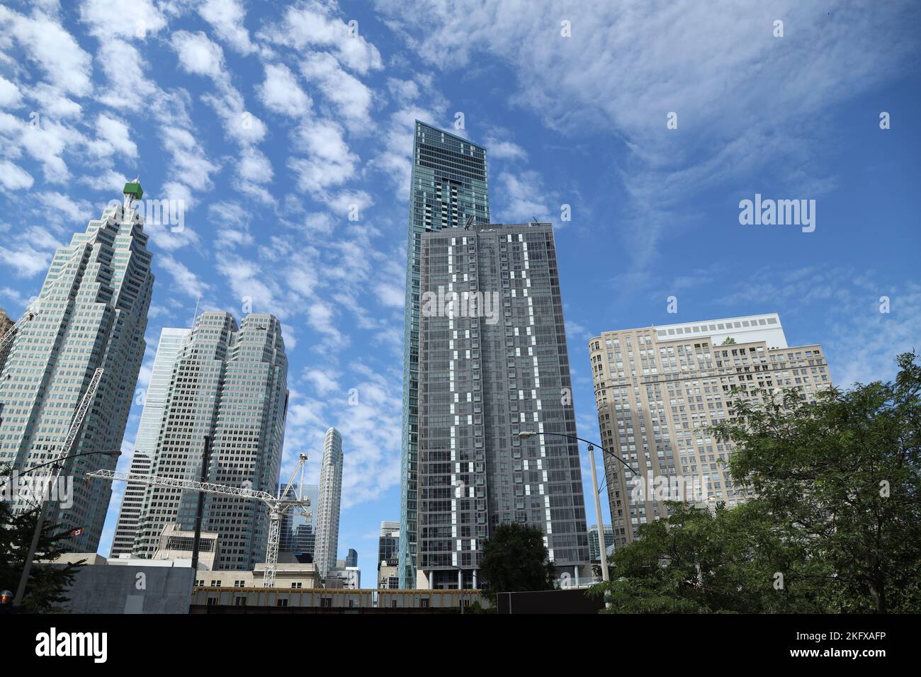 Die Wolkenkratzer und der blaue Himmel von Toronto, Kanada Stockfoto
