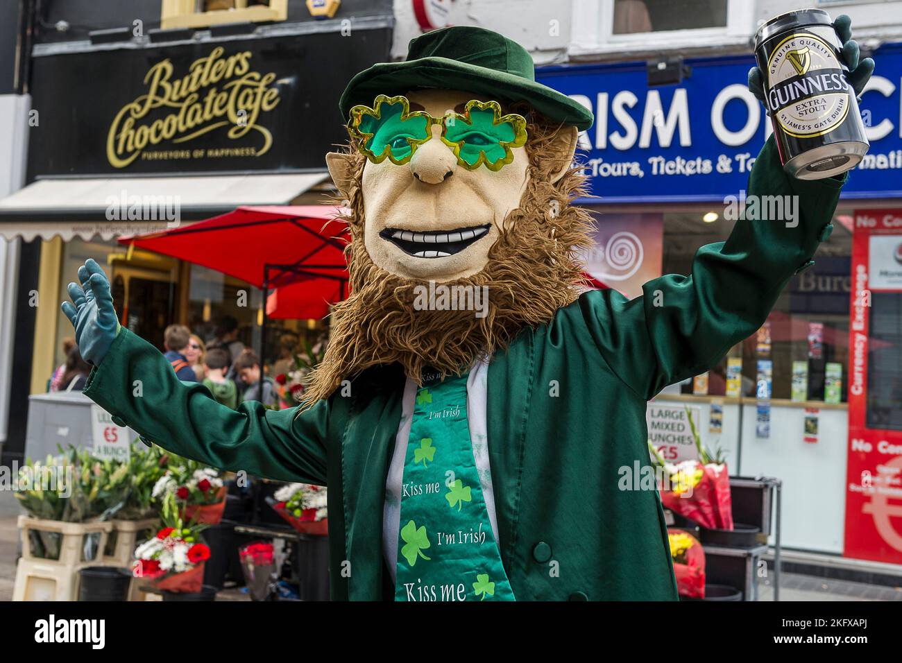 Accessoires und Kostüme pour les Supporters irlandais dans les rues dublinoises. | Anzüge und Accessoires für irische Fans in Dublin. Stockfoto