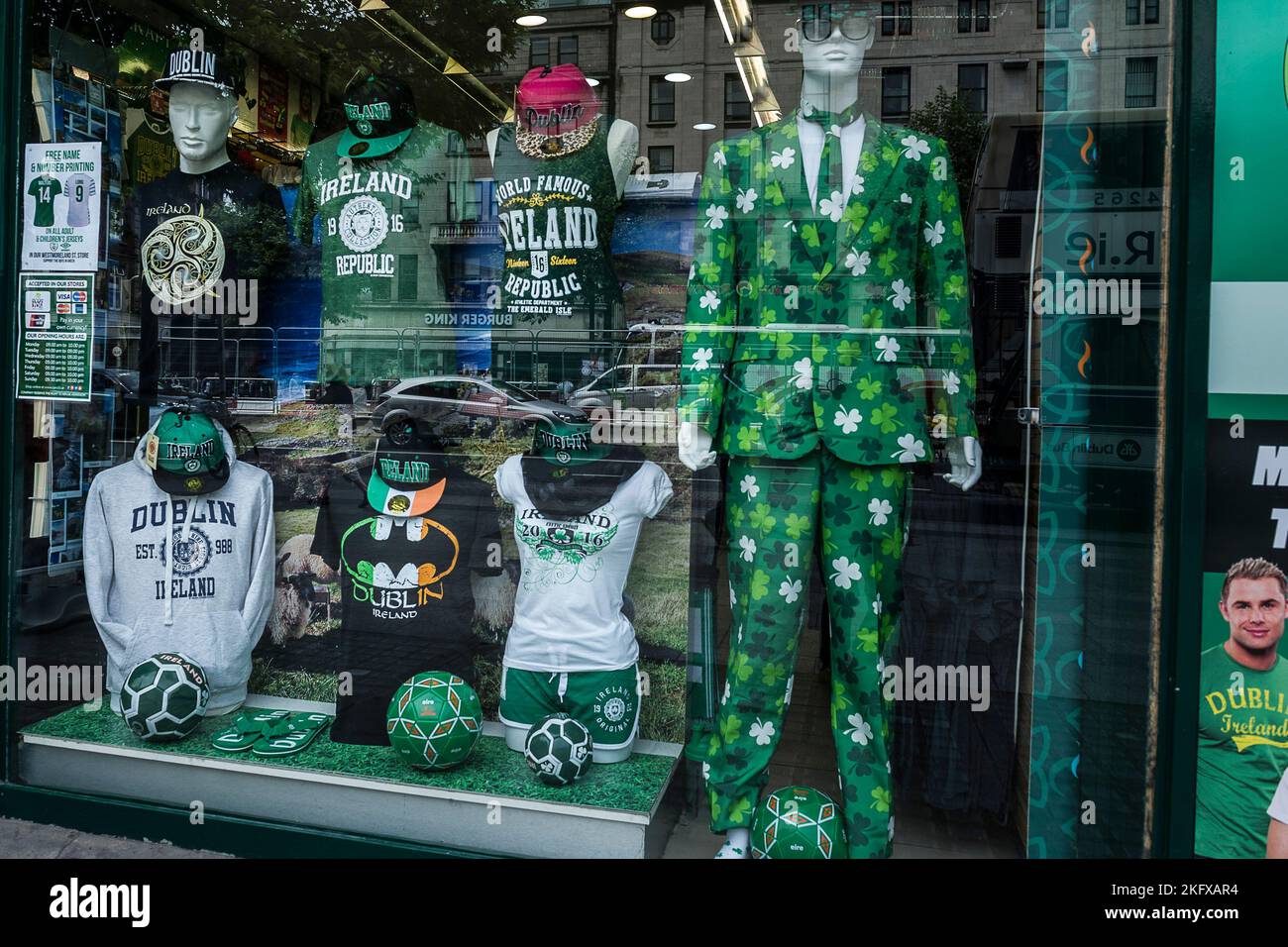 Accessoires und Kostüme pour les Supporters irlandais dans les rues dublinoises. | Anzüge und Accessoires für irische Fans in Dublin. Stockfoto