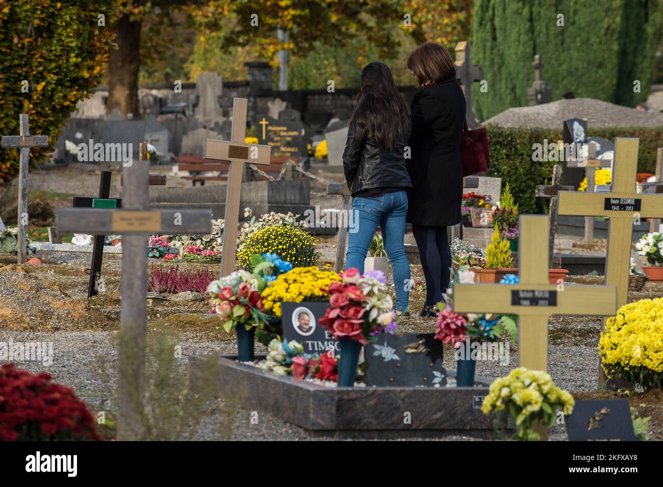 Brüssel - 01. november 2016 am Tag des Heiligen gehen die Menschen zum Nachdenken über das Familiengrab auf dem Friedhof. A la Toussaint les gens vont se recuei Stockfoto