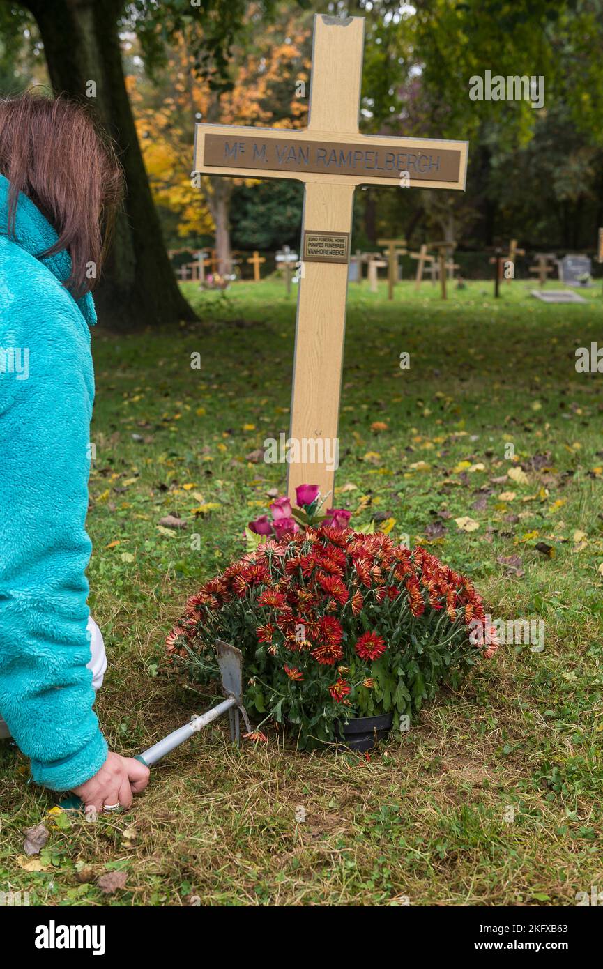 Toussaint Cimetiere et croix chrysantheme en Souvenir des morts