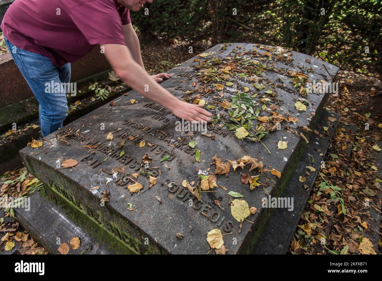 Toussaint Cimetiere et croix chrysantheme en Souvenir des morts